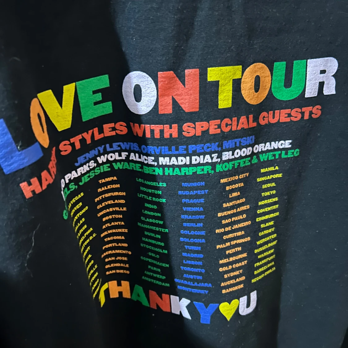 Svart hoodie med färgglatt tryck - 1