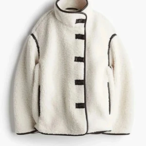 Vit teddyjacka H&M - Säljer denna populära Teddy jacka från H&M!! Använt ett fåtal gånger 😚😚