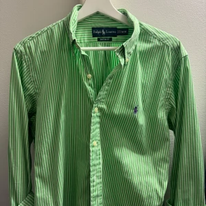 Ralph Lauren skjorta - Ralph Lauren skjorta i unik grön färg. Fantastiskt snygg. Iprincip helt ny. Strl M, tts. Hör av er vid frågor! 😁