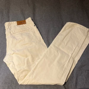 J.lindeberg Jeans - Vita J.lindeberg jeans! Byxorna är strl 33. Hör av dig vid funderingar!