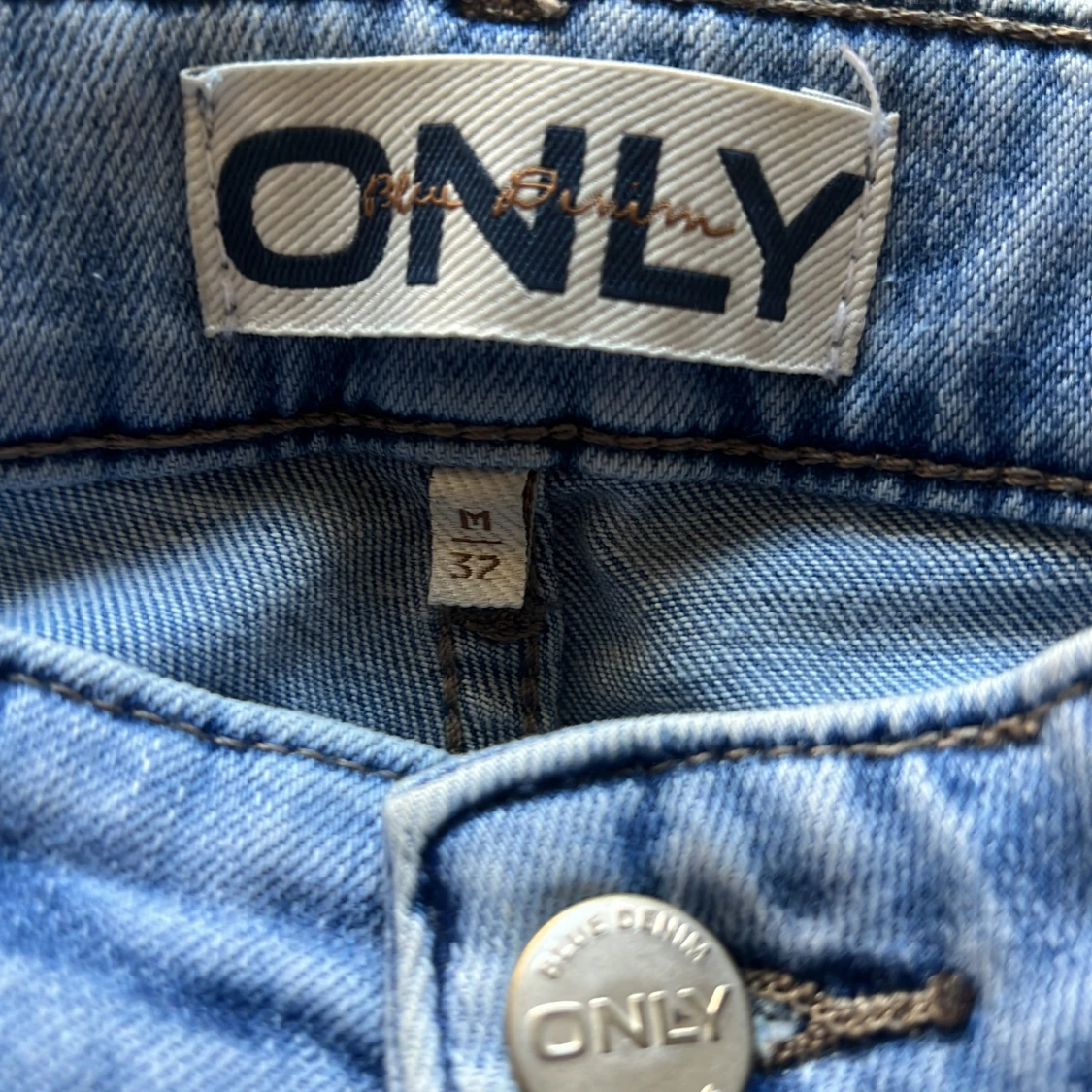 Jättefina ljusblå bootcut jeans från ONLY - 1