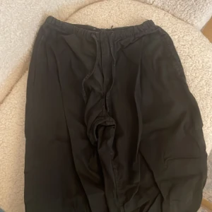 Cargo Byxor - Svarta cargo byxor.