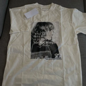 Maison margiela t-shirt - Stilren t-shirt ifrån maison margiela i storlek S. Aldrig använd därav skick 10/10! Hör av dig vid minsta fråga🤗