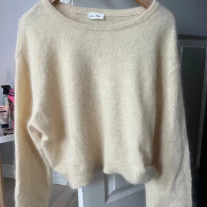 Beige stickad tröja - Mysig beige tröja från American Vintage i en mjuk angora- och polyamidblandning. Använd ett fåtal gånger, men väldigt bra skick. Hör av er vid frågor🥰