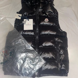 Moncler Väst S - Jag säljer en helt ny moncler Väst har bara tagit på mig den 3 gånger och insåg att den inte passar mig. Pris kan diskutera via intresse. Jätte bra kvalitet 