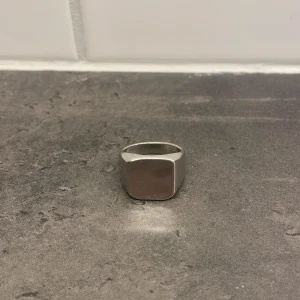 Klackring silverfärgad 925S - Stilren och modern klackring i silver. Ringen är 925S vilket innebär äkta silver, Nypris 900kr. Perfekt för att ge en minimalistisk touch till din stil.