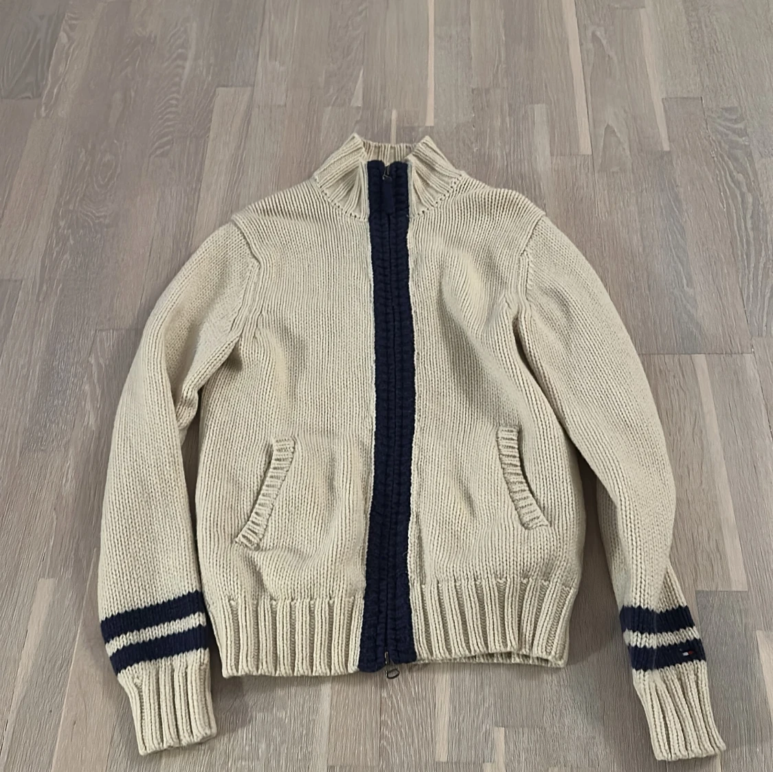 Beige stickad tröja med nummerdetalj - 1