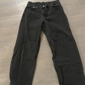 Svarta jeansbyxor - Snygga svarta jeansbyxor med klassisk femficksdesign och knappgylf. Perfekta för en avslappnad stil. De har en rak passform och är tillverkade i slitstarkt denim. Lite för dom som har skater stilen 