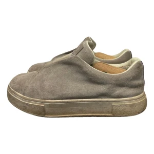 Eytys - Snygga beige sneakers i mocka med en stilren design. Perfekta för dig som gillar en minimalistisk stil.