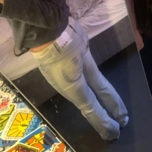 Ljusblå bootcut jeans - Snygga ljusblå bootcut jeans med klassisk femficksdesign. Midjemått rakt över: 40cm. Innerbenslängd: 82cm❤️❤️Säljer pga förstora, inga tecken på användning