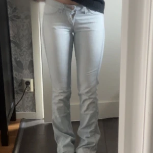 Ljusblå bootcut jeans  -  ljusblå jeans från Wrangler i storlek 27/34💗