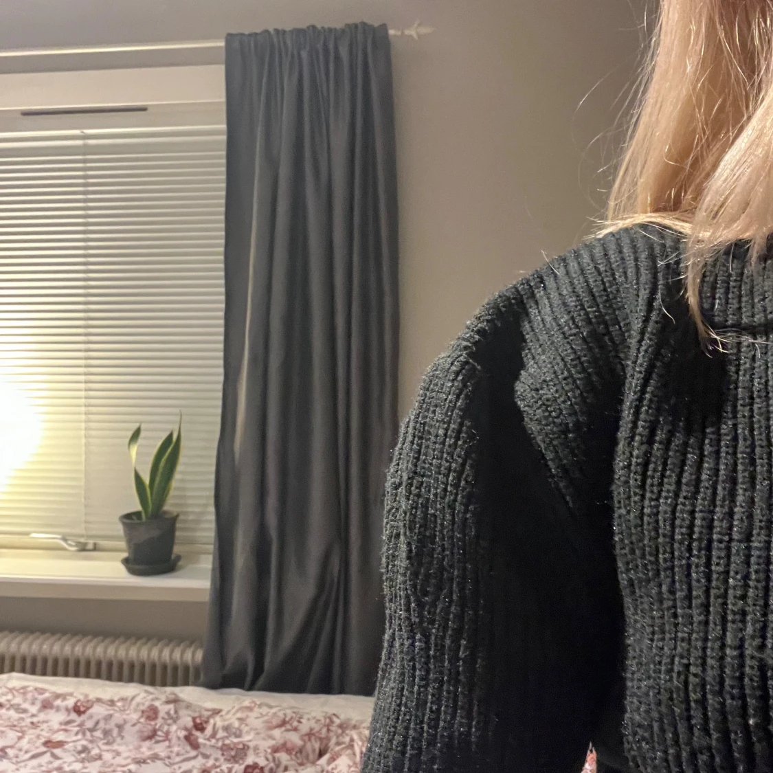 Svart stickad klänning - 1