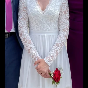 Studentklänning  - Vacker vit klänning perfekt till studenten eller konfirmation✨💕 Endast använd försiktigt under en dag och en fotografering, självklart tvättad efteråt! Köpt på Bubbleroom för 700 kr