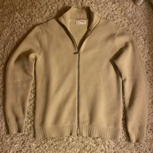Beige ribbad kofta  - Säljer en stilren beige kofta, hör av dig vid frågor!