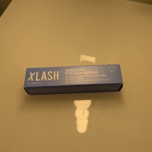 Xlash Sensitive Eyelash Serum 1 ml  - Xlash Sensitive Eyelash Serum är en skonsam formula designad för att ge längre och starkare ögonfransar. Förpackningen är blå och innehåller 1 ml serum. Perfekt för känsliga ögon. Helt oöppnad med klisterlappen kvar ordinarie pris 379 på den andra varianten men samma ml så utgår ifrån att det är samma