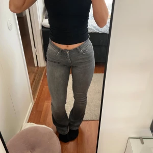 Grå jeans med bootcut från märket only - Snygga grå jeans med bootcut-stil. Storlek S.