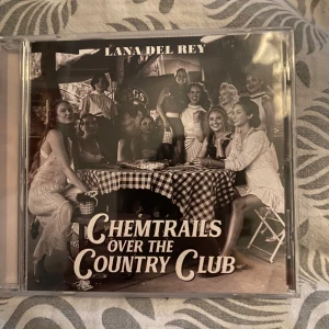 Chemtrails Over the Country Club - CD-albumet 'Chemtrails Over the Country Club' av Lana Del Rey. spelats enstaka gånger och köpt ny. ska inte vara någe fel på den