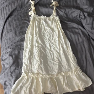 Vero Moda klänning - Säljer den här söta klänningen ifrån vero Moda i storlek s pågrund av att den inte passar, axelbanden kan justeras. ( står pieces på lappen men är från vero Moda)❤️krämvit färg
