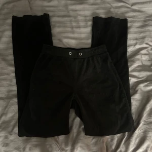 Gina tricot mjukisbyxor - Säljer dessa mjukisbyxor från Gina tricot, snöret är borta❤️ pris kan diskuteras 