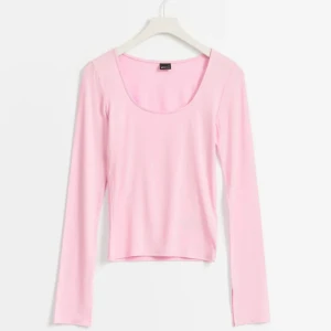 Rosa långärmad topp - Säljer en söt rosa långärmad topp med rund hals. Perfekt för en avslappnad stil och kan enkelt matchas med olika outfits.använd en gång 