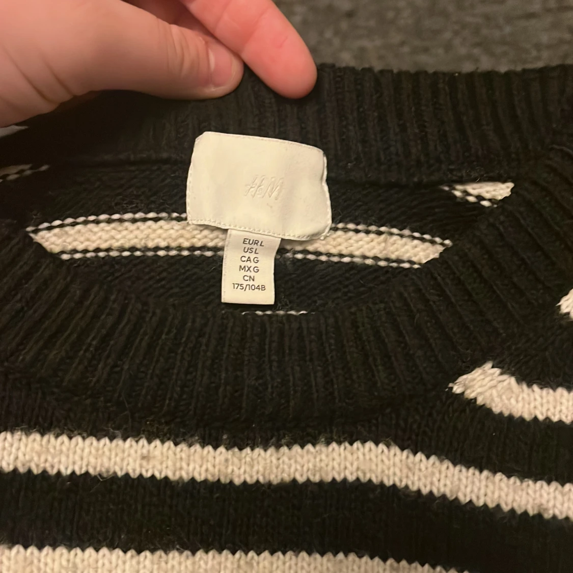 Svart och vit randig tröja - 4