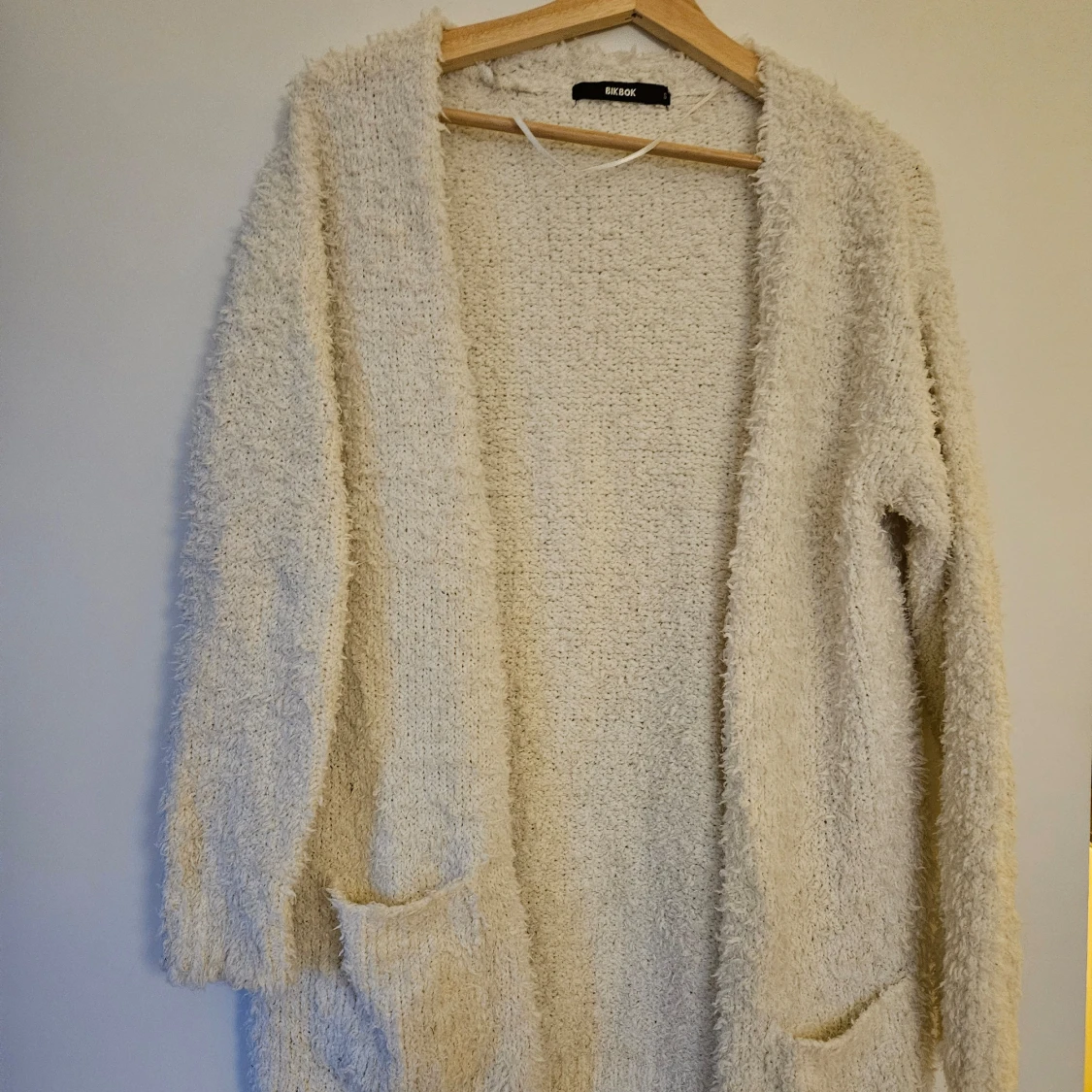Vit fluffig kofta från Bik Bok