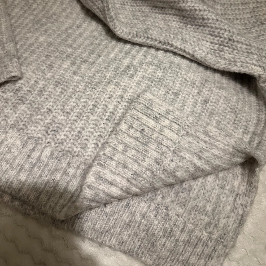 Grå stickad tröja - 2