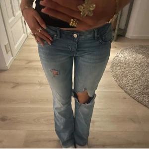 Low waist jeans med slitning  - Säljer dessa då jag inte använder de längre. Super fina i ett stretchigt bekvämt material❤️