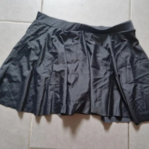 Plisserad kjol i lycra - Kan användas som simkläder / träningskläder