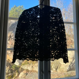 Grön spets blus - Säljer nu denna snygga gröna spets blus i storlek XS/S. Den är andvänd ett fåtal gånger och i bra skick, den funkar lika bra till en middag som till vardags. ❤️Skriv för mer frågor eller funderingar🥰