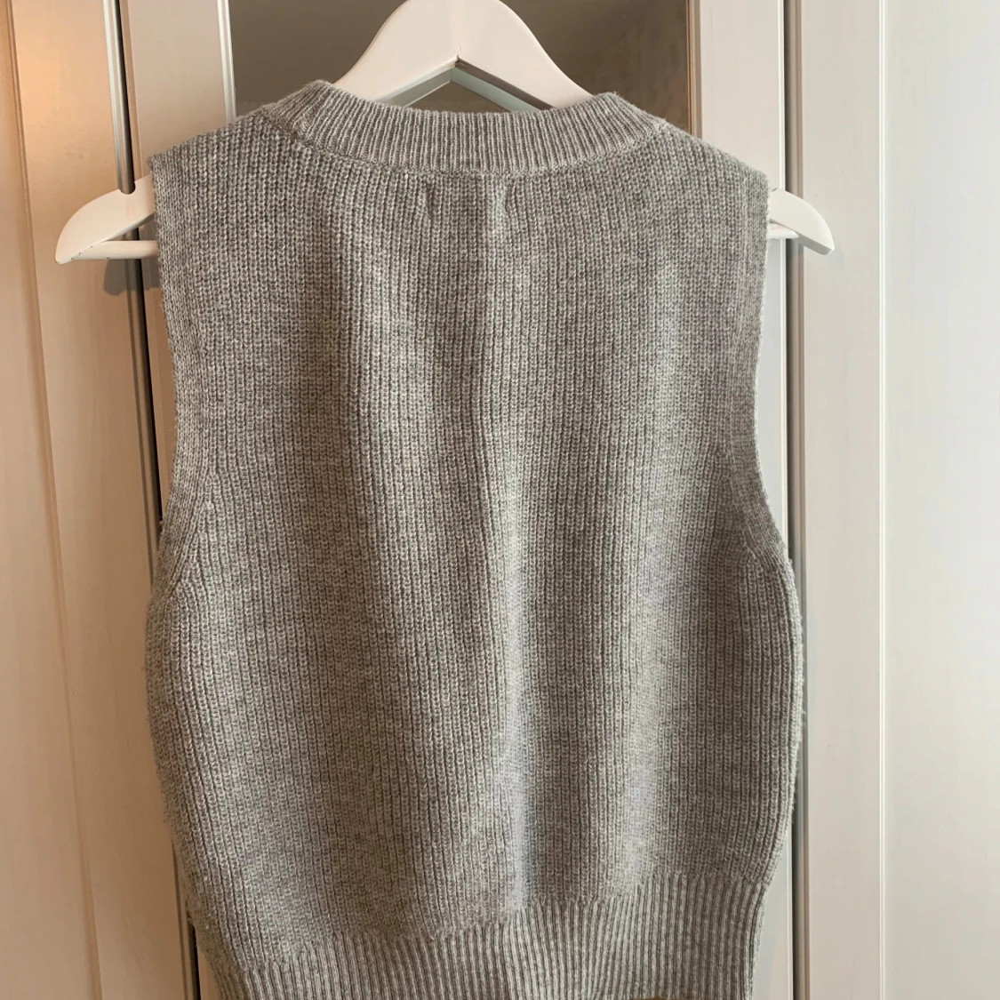 Grå stickad väst från ONLY - 1