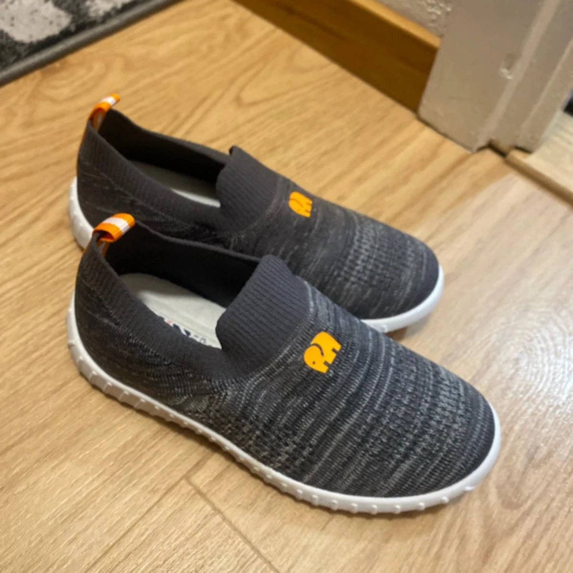 Grå stickade sneakers med elefantdetalj