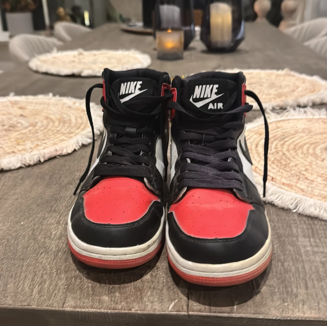 Nike Air Jordans i svart, röd och vit