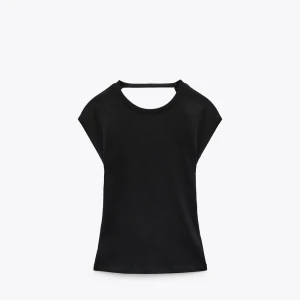 Svart t-shirt med öppen rygg - Snygg svart t-shirts från zara med öppen rygg i storlek medium men skulle säga den är mer som en small. Knappt använd inga defekter 