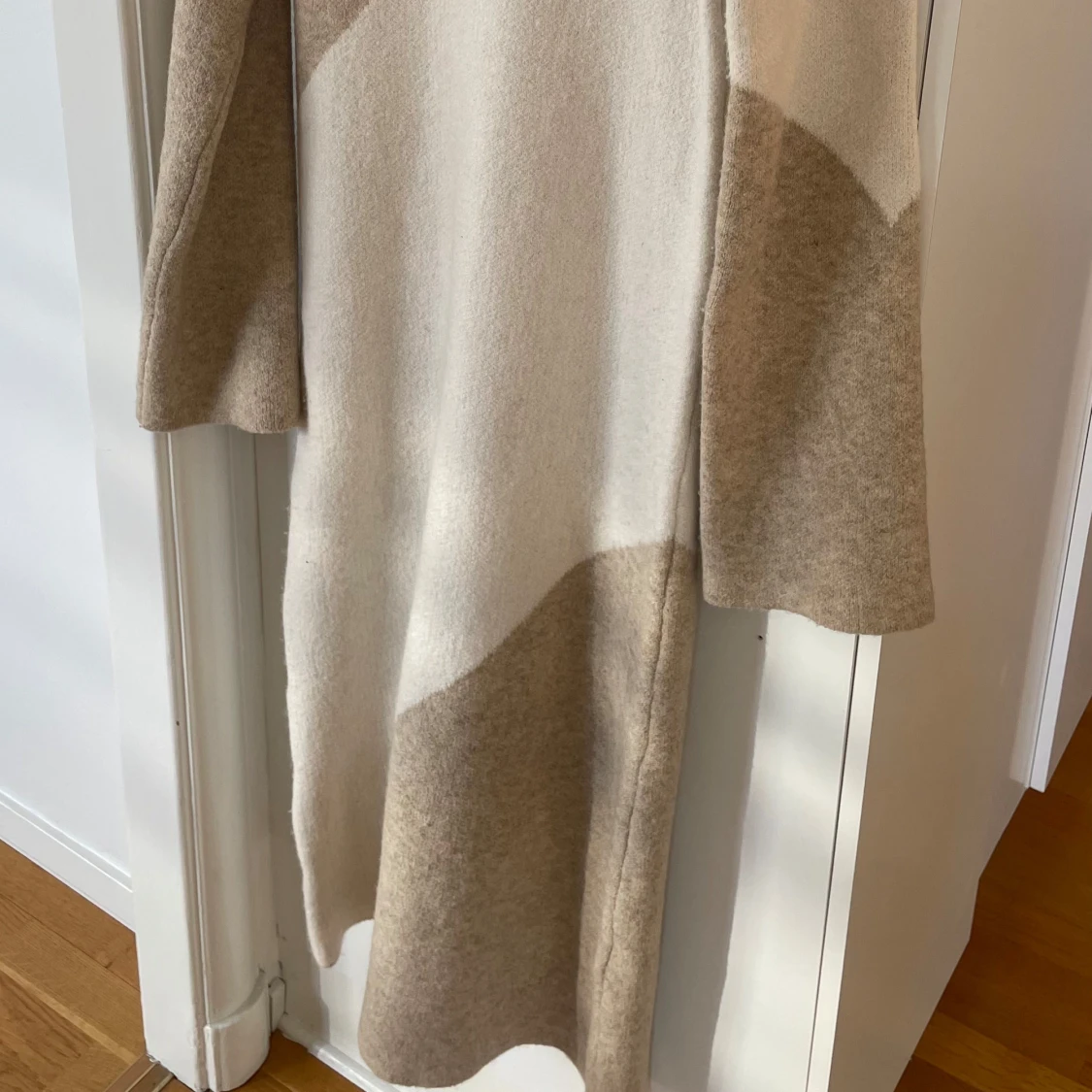 Beige stickad klänning från Bubbleroom - 2