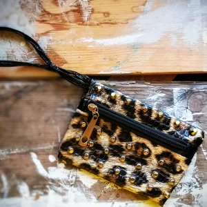 Leopardmönstrad plånbok med nitar - Snygg leopardmönstrad plånbok med coola nitar och dragkedja. Perfekt för att ge din stil en edgy touch. Den har en praktisk storlek för att bära med sig det viktigaste.