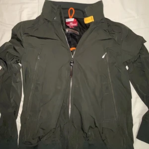 Parajumper windbreaker - Perfekt jacka nu till hösten❄️ skick 10/10