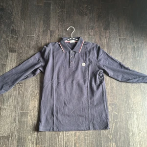 Moncler piké - Säljer nu min riktigt feta moncler piké för en billig peng. Använd fåtals gånger. Skick: 9/10. NFC och sånt funkar. Vid frågor och funderingar så tveka inte att skriva ;)