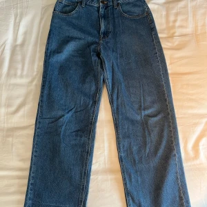 Blåa jeans från Lee - Säljer ett par klassiska blå jeansbyxor med loose passform. 