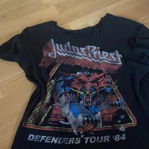 Judas priest tshirt  - Köpt på loppis. Of shoulder + perfekt skick  