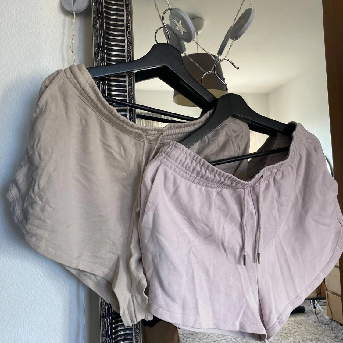 Beige och ljusrosa shorts