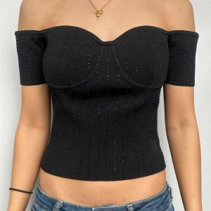 Svart offshoulder topp  - Snygg svart offshoulder topp från H&M med glittriga detaljer