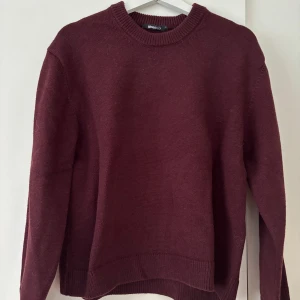 Finstickad tröja från Gina Tricot  - En vinröd finstickad tröja från Gina Tricot 💓 Tröjan är helt oanvänd, så den är som ny! Ordinare pris: 399kr 