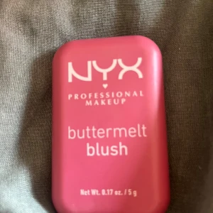 Buttermelt Blush från NYX Professional Makeup - Säljer en Buttermelt Blush från NYX Professional Makeup. Färgen Butta With Time, aldrig använd.