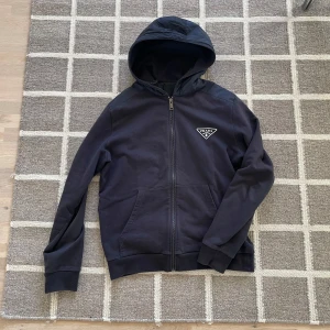 Prada cardigan - Prada cardigan. Skick 9/10. Passar M. Nypris 8000kr. 