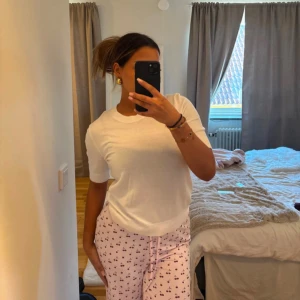 Vit stickad topp - En superfin och super duper skön stickad topp. Perfekt till både finare tillfälle eller en vardaglig topp! Den är finstickad och ger din kropp en fin hållning utan att se stor och pösig ut. Endast testad och går att diskutera priset!😍