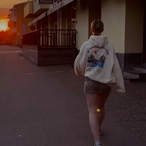 Leopardmönstrad kjol - Snygg leopardmönstrad kjol i tight passform. Perfekt för att ge din outfit en djärv touch. Kjolen är kort och passar bra till både vardagliga och mer uppklädda tillfällen. Fraktar endast varan och köparen betalar frakten! Priset som syns är det som gäller🫶🙏