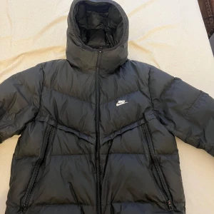 Svart dunjacka från Nike - Säljer nu min Nike jacka för har köpt ny jacka, emblemet är lite sliten annars är den jätte finn och varmt, Storlek L, Nypris 2900