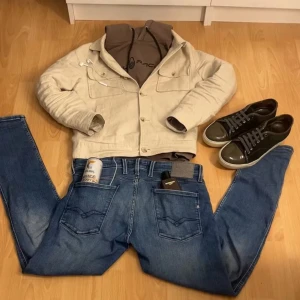 Sail Racing hoodie  - Säljer en snygg beige hoodie från Sail Racing i storlek M. Perfekt för kyliga dagar och har en stilren logga på bröstet. Passar både till vardags och avslappnade tillfällen. Bara använd vid ett fåtal tillfällen och inga defekter finns. Hör av dig vid minsta fråga🤩🤩