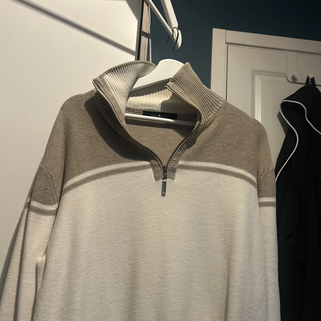 Beige och vit tröja från Park Lane
